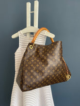 Lade das Bild in den Galerie-Viewer, LOUIS VUITTON ARTSY GM
