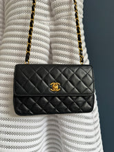 Lade das Bild in den Galerie-Viewer, CHANEL VINTAGE CLASSIC FLAP BAG
