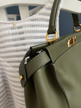 Lade das Bild in den Galerie-Viewer, FENDI PEEKABOO LARGE

