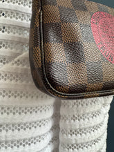 Lade das Bild in den Galerie-Viewer, LOUIS VUITTON MINI POCHETTE
