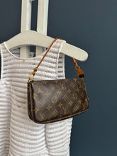 Lade das Bild in den Galerie-Viewer, LOUIS VUITTON POCHETTE ACCESSOIRES
