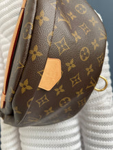Lade das Bild in den Galerie-Viewer, LOUIS VUITTON BUMBAG
