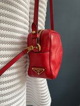 Lade das Bild in den Galerie-Viewer, PRADA CROSSBODY
