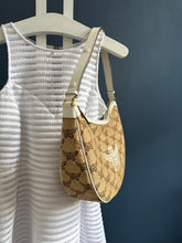 Lade das Bild in den Galerie-Viewer, MCM HIMMEL HOBO BAG
