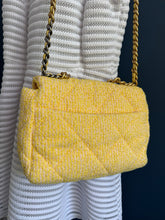 Lade das Bild in den Galerie-Viewer, CHANEL 19

