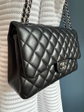 Lade das Bild in den Galerie-Viewer, CHANEL DOUBLE FLAP JUMBO
