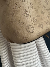 Lade das Bild in den Galerie-Viewer, LOUIS VUITTON GIROLATA GALET MAHINA
