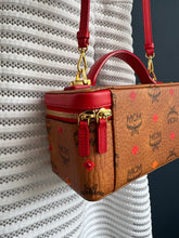 Lade das Bild in den Galerie-Viewer, MCM ROCKSTAR VANITY
