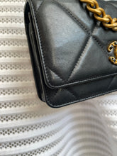 Lade das Bild in den Galerie-Viewer, CHANEL 19 WALLET ON CHAIN
