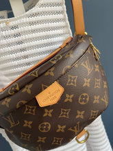 Lade das Bild in den Galerie-Viewer, LOUIS VUITTON BUMBAG
