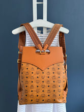 Lade das Bild in den Galerie-Viewer, MCM DIAMOND RUCKSACK
