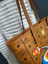 Lade das Bild in den Galerie-Viewer, MCM TONI SHOPPER

