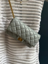Lade das Bild in den Galerie-Viewer, CHANEL 2.55 GÜRTELTASCHE
