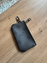 Lade das Bild in den Galerie-Viewer, LOUIS VUITTON ANHÄNGER / ETUI
