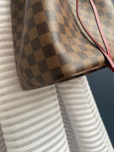 Lade das Bild in den Galerie-Viewer, LOUIS VUITTON NÉONOÉ MM CHERRY
