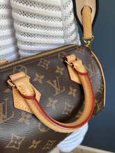 Lade das Bild in den Galerie-Viewer, LOUIS VUITTON SPEEDY 20 MIT SCHULTERRIEMEN
