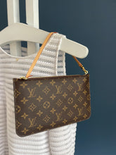 Lade das Bild in den Galerie-Viewer, LOUIS VUITTON CLUTCH
