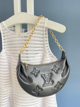 Lade das Bild in den Galerie-Viewer, LOUIS VUITTON OVER THE MOON BUBBLEGRAM
