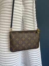Lade das Bild in den Galerie-Viewer, LOUIS VUITTON DOUBLE ZIP POCHETTE REVERSE
