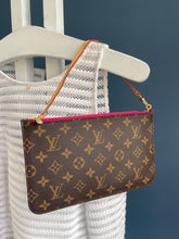 Lade das Bild in den Galerie-Viewer, LOUIS VUITTON CLUTCH
