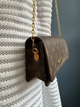 Lade das Bild in den Galerie-Viewer, LOUIS VUITTON LILY WOC
