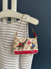 Lade das Bild in den Galerie-Viewer, LOUIS VUITTON MINI POCHETTE

