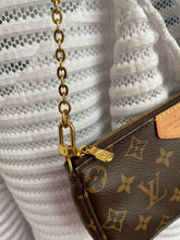Lade das Bild in den Galerie-Viewer, LOUIS VUITTON MINI POCHETTE
