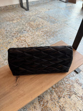 Lade das Bild in den Galerie-Viewer, YSL SADE PUFFER CLUTCH
