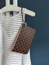 Lade das Bild in den Galerie-Viewer, LOUIS VUITTON CLUTCH
