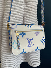 Lade das Bild in den Galerie-Viewer, LOUIS VUITTON MÉTIS BY THE POOL
