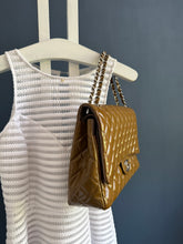 Lade das Bild in den Galerie-Viewer, CHANEL MAXI DOUBLE FLAP
