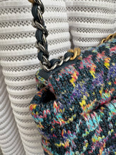 Lade das Bild in den Galerie-Viewer, CHANEL 19
