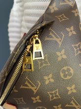 Lade das Bild in den Galerie-Viewer, LOUIS VUITTON BUMBAG
