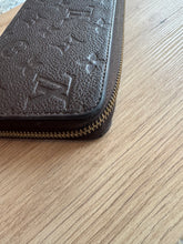 Lade das Bild in den Galerie-Viewer, LOUIS VUITTON ZIPPY EMPREINTE
