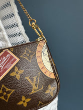 Lade das Bild in den Galerie-Viewer, LOUIS VUITTON MINI POCHETTE
