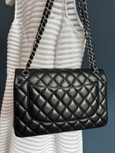 Lade das Bild in den Galerie-Viewer, CHANEL DOUBLE FLAP JUMBO
