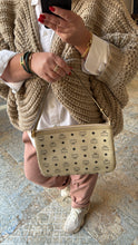 Lade das Bild in den Galerie-Viewer, MCM CLUTCH

