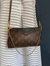 Lade das Bild in den Galerie-Viewer, LOUIS VUITTON PALLAS CLUTCH
