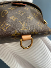 Lade das Bild in den Galerie-Viewer, LOUIS VUITTON BUMBAG
