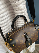 Lade das Bild in den Galerie-Viewer, LOUIS VUITTON PETITE MALLE SOUPLE
