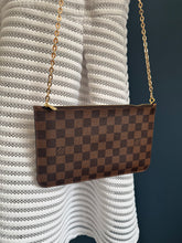 Lade das Bild in den Galerie-Viewer, LOUIS VUITTON CLUTCH
