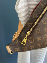 Lade das Bild in den Galerie-Viewer, LOUIS VUITTON BUMBAG
