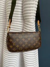 Lade das Bild in den Galerie-Viewer, LOUIS VUITTON MULTI POCHETTE
