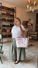 Lade das Bild in den Galerie-Viewer, LOUIS VUITTON NEVERFULL MM BY THE POOL
