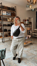 Lade das Bild in den Galerie-Viewer, LOUIS VUITTON DISCOVERY BUMBAG PM
