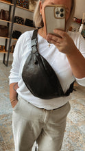 Lade das Bild in den Galerie-Viewer, LOUIS VUITTON DISCOVERY BUMBAG PM
