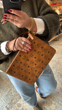 Lade das Bild in den Galerie-Viewer, MCM CLUTCH
