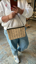 Lade das Bild in den Galerie-Viewer, MCM CLUTCH
