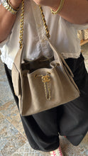 Lade das Bild in den Galerie-Viewer, CHANEL 25 SMALL WILDLEDER
