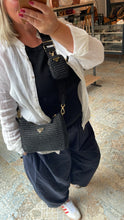 Lade das Bild in den Galerie-Viewer, PRADA RE-EDITION 2005 BAG
